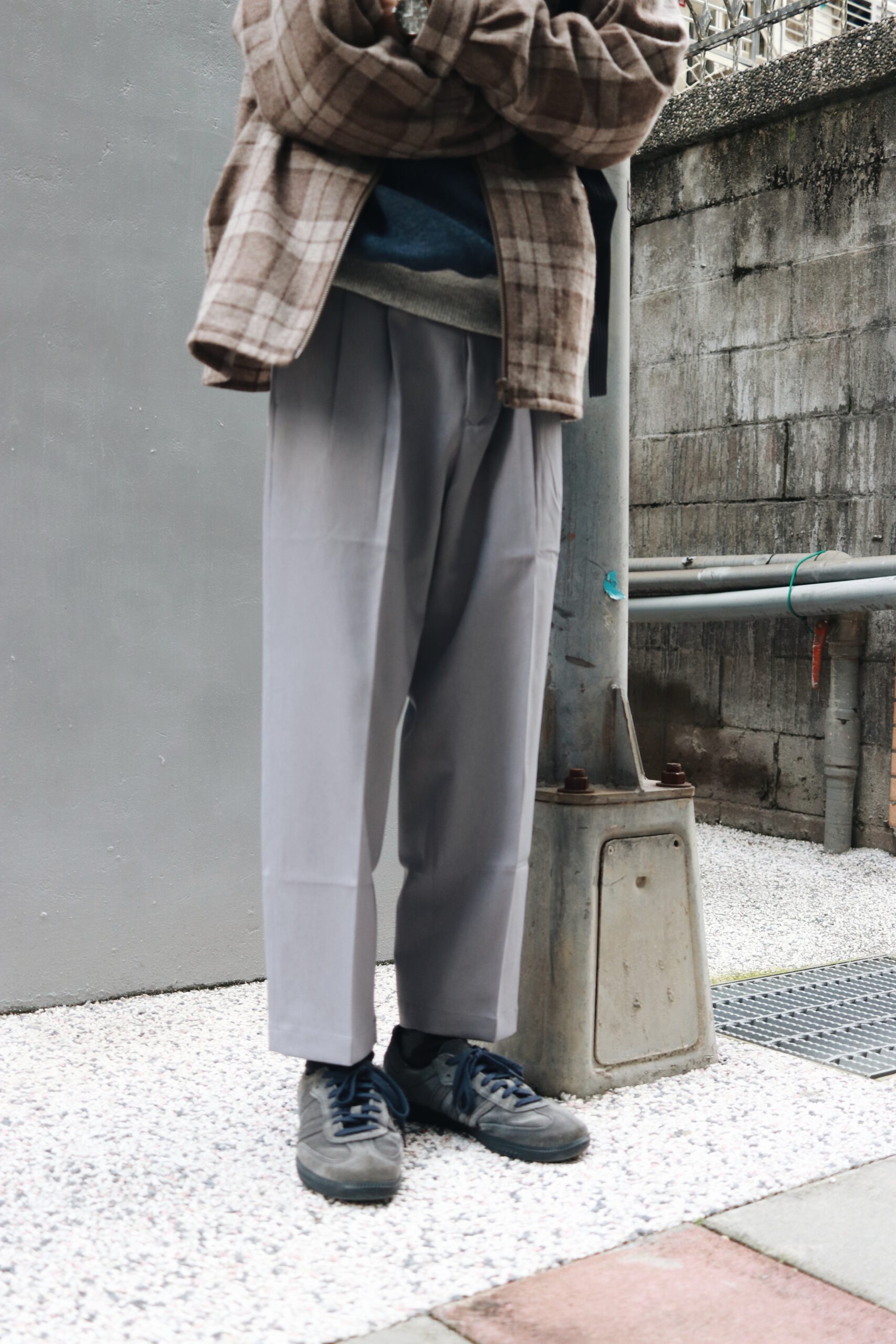 如果覺得穿西裝太拘謹的話簡單的條紋、格紋襯衫就能有禮又有型了，能營造成熟感的同時 看起來俐落且有精神。