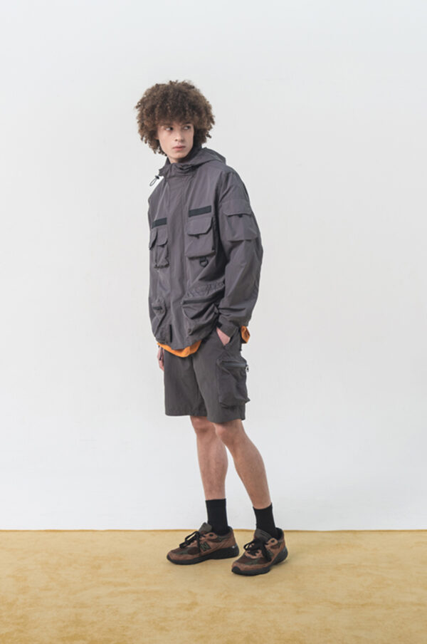 與Uniform Brigde不謀而合，Dimitri Black也同樣崇尚簡約的日常風軍工裝，但與前者不同的是，Dimirti Black除了以經典的軍工裝單品汲取靈感以外，也希望能以具現代感的變革與創意，推出能平衡經典與流行的服裝，例如螢光色的禦寒外套，多口袋的機能外套和燈芯絨的成套西裝，都是Dimitri Black將現代元素的新血注入經典單品的創新。