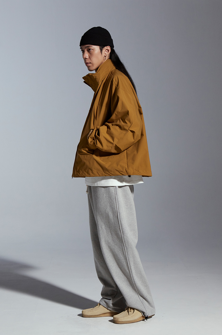 2013成立的Uniform Bridge擅長用簡單的設計打造舒適且人人皆能上手的單品，風格以軍、工裝及襯衫等日常服為主，設計上強調簡約，除了基本的拉鍊釦子等幾乎沒有裝飾性的輔料或LOGO，色彩上也較常看到軍工裝中常見的大地色系和暗色系，百搭且俐落的特性也非常呼應"任何人都能穿上"的品牌精神，推薦給喜歡簡約、軍工裝打扮的你。