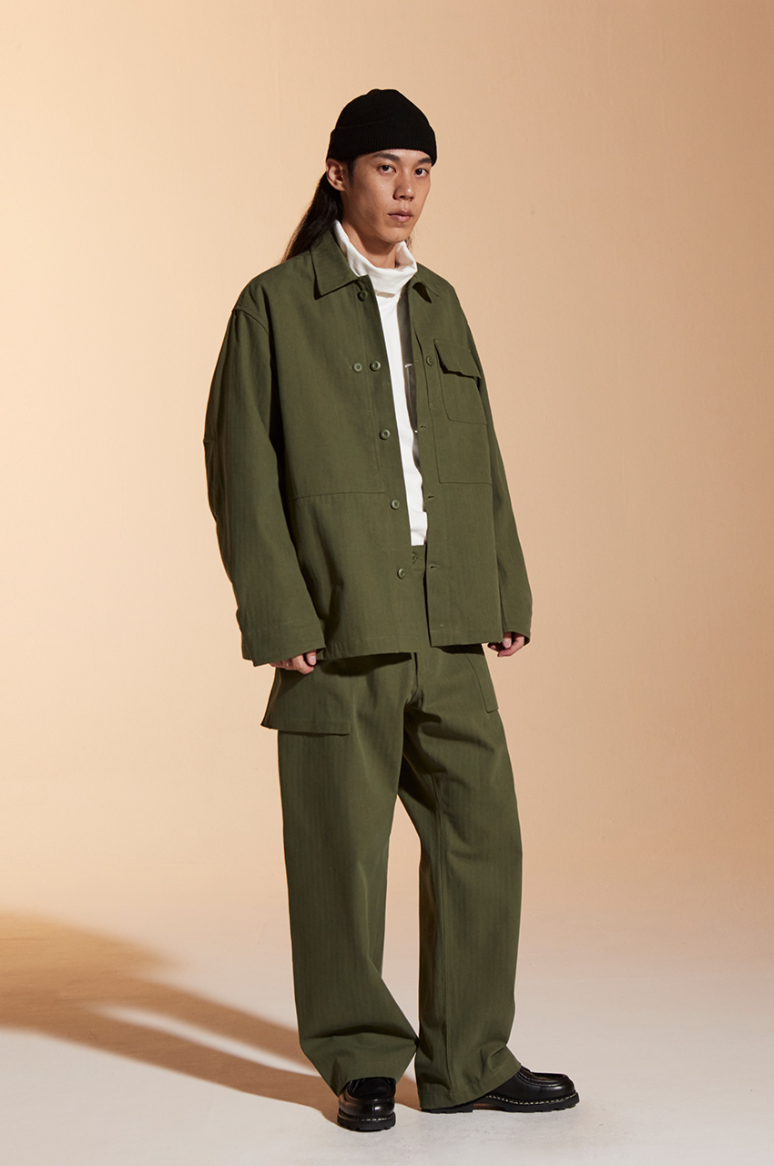 2013成立的Uniform Bridge擅長用簡單的設計打造舒適且人人皆能上手的單品，風格以軍、工裝及襯衫等日常服為主，設計上強調簡約，除了基本的拉鍊釦子等幾乎沒有裝飾性的輔料或LOGO，色彩上也較常看到軍工裝中常見的大地色系和暗色系，百搭且俐落的特性也非常呼應"任何人都能穿上"的品牌精神，推薦給喜歡簡約、軍工裝打扮的你。
