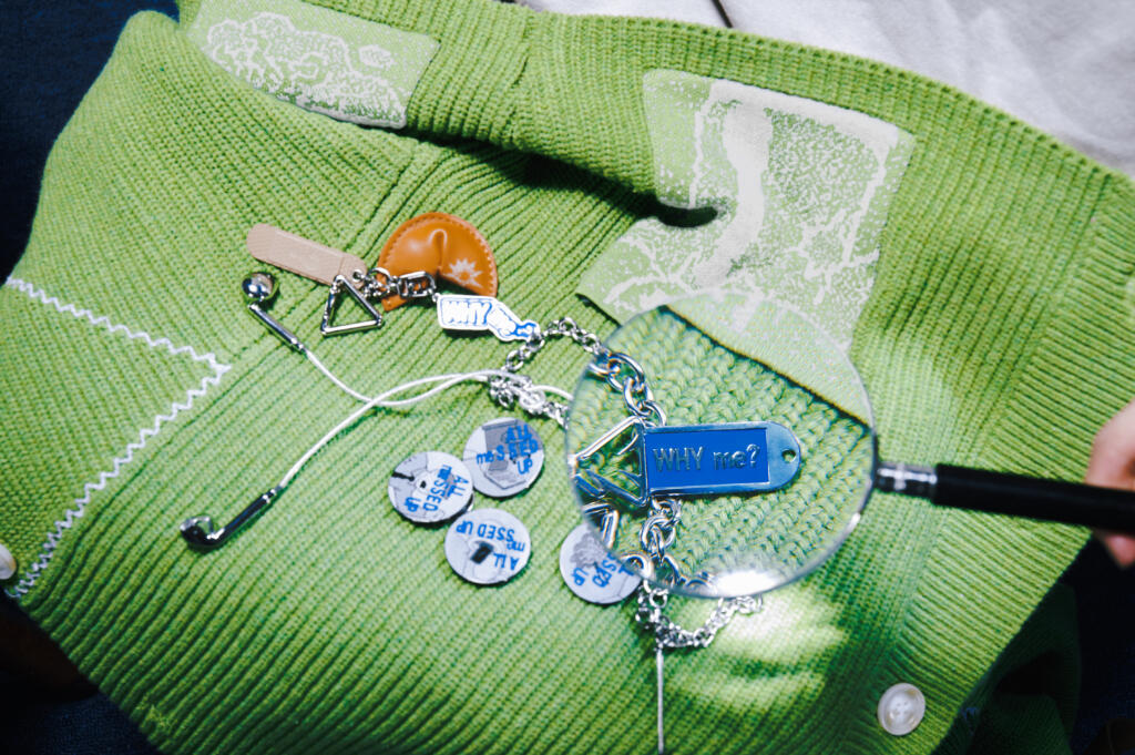 配件系列從易開罐、耳機線到幸運餅乾等生活符號出發，透過拆解、錯置與重組，轉化成 幽默荒誕的造型反差。 